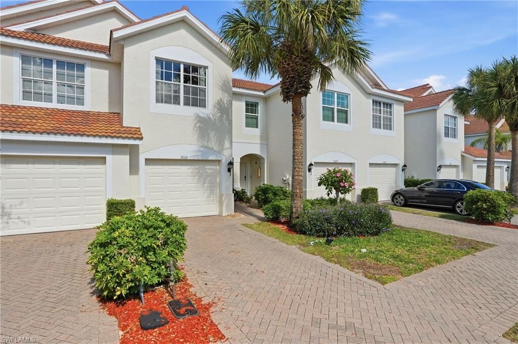 Property Photo: 1013 Hampton Cir 127 FL 34105