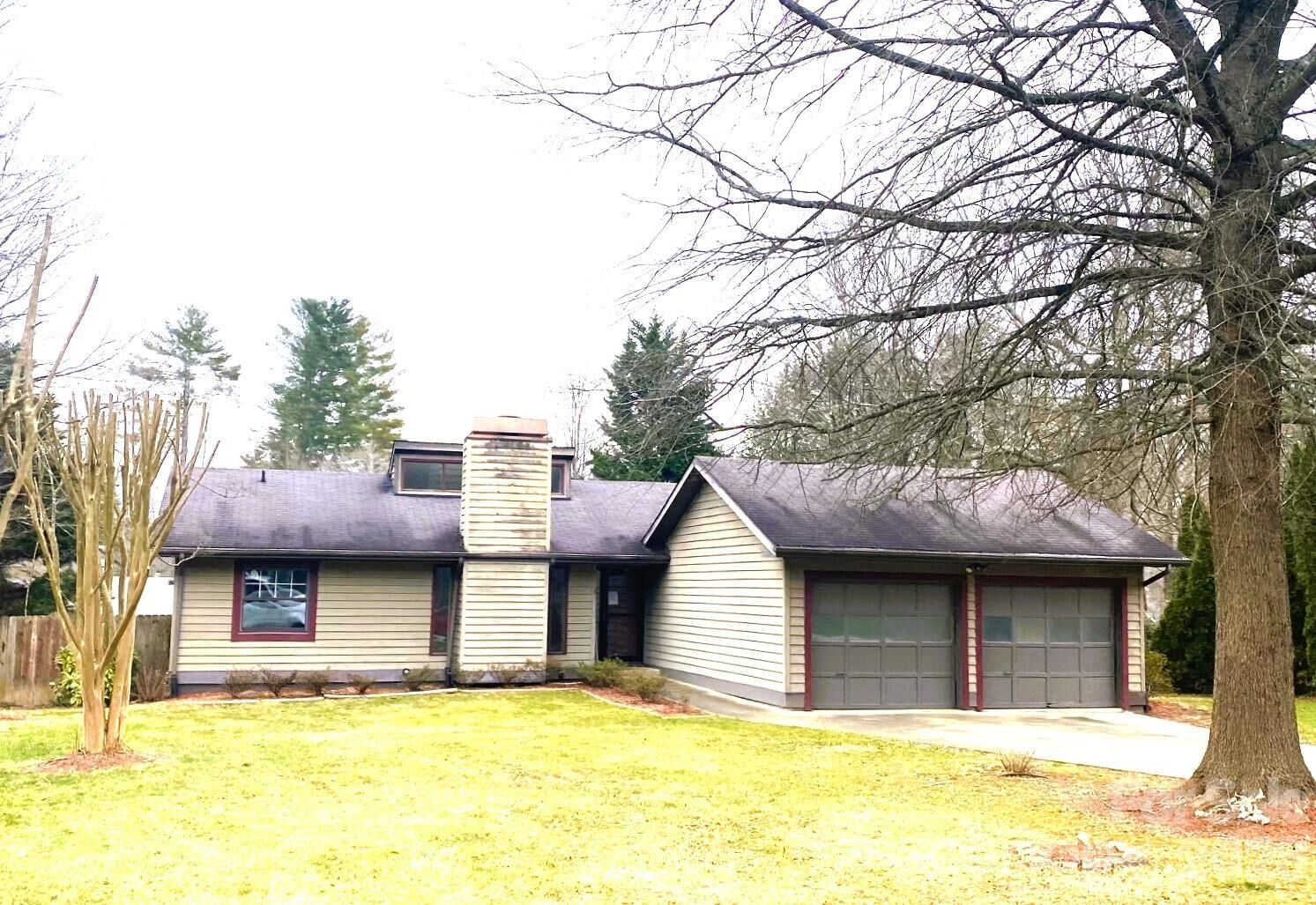 Property Photo: 15 Golden Oaks Lane NC 28732