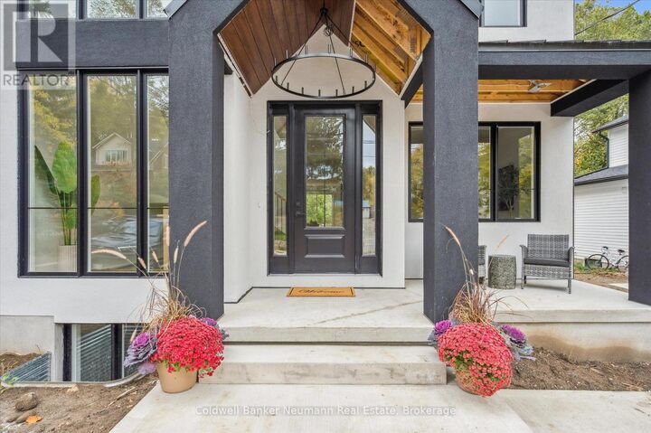 Property Photo:  126 Oxford Street  ON N1H 2M7 