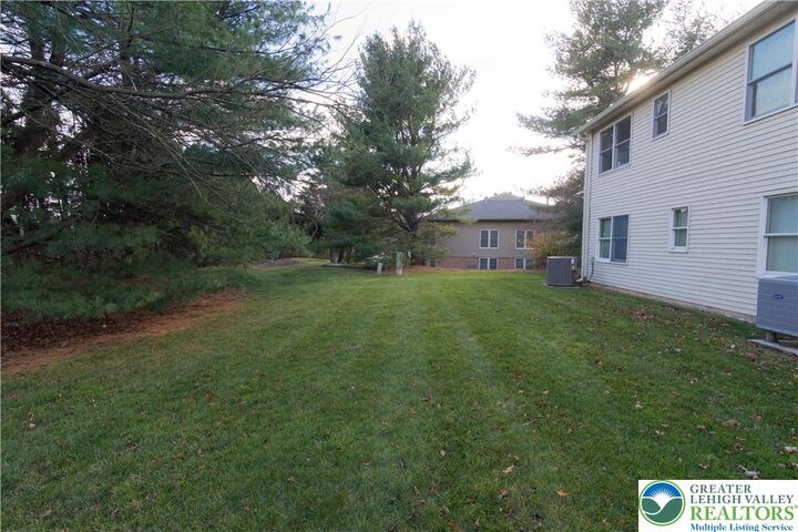 Property Photo:  124 Lindfield Circle  PA 18062 