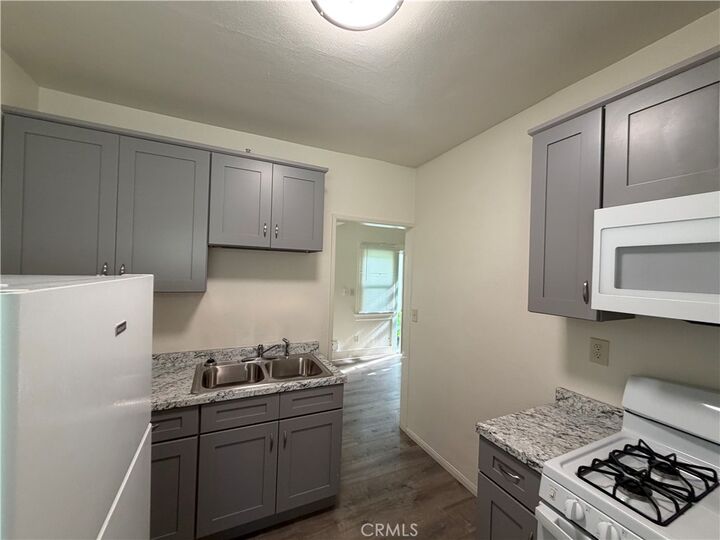 Property Photo:  1917 E 4th 9  CA 90802 