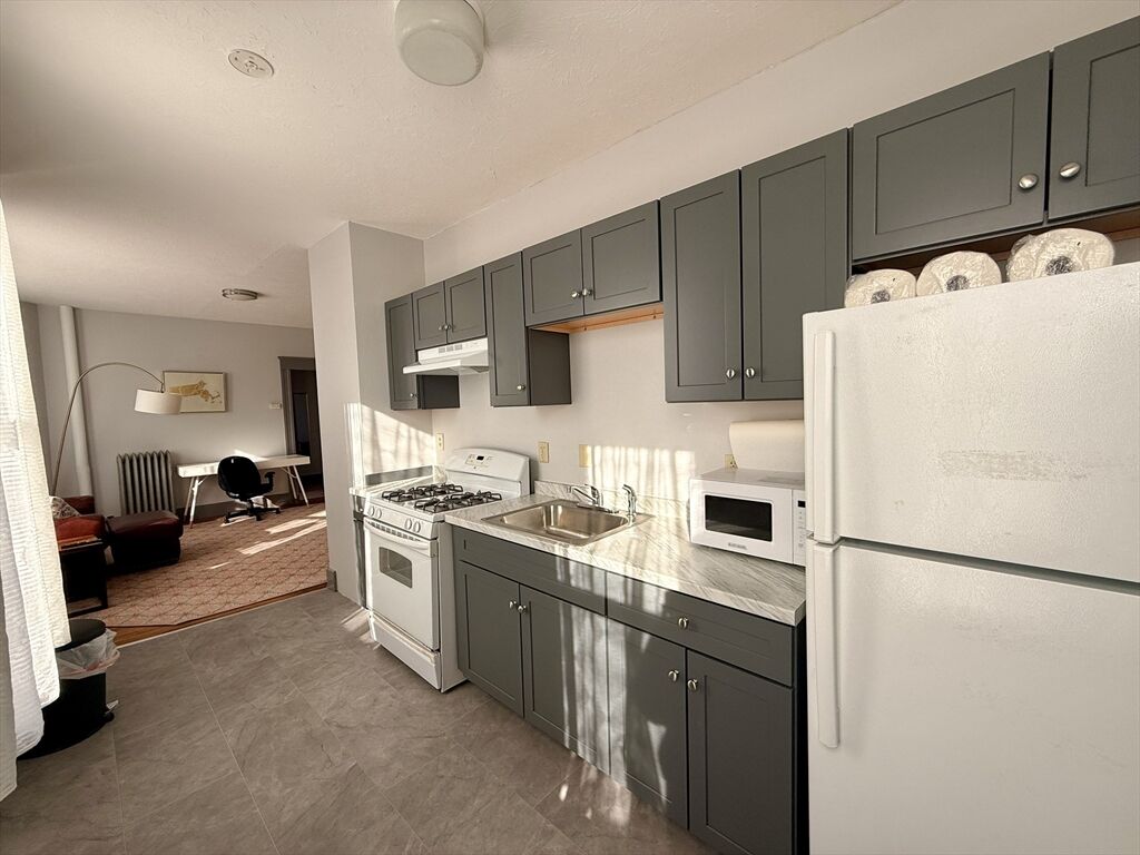 Property Photo:  70 Russell St 6  MA 01609 