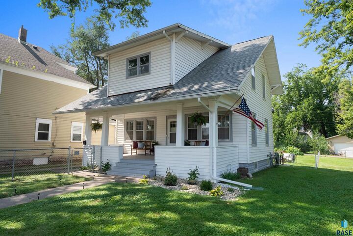 Property Photo: 601 S Prairie Ave Avenue SD 57104