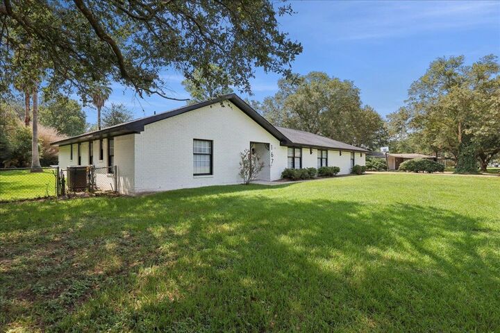 Property Photo:  167 Ridgewood St  TX 77611 