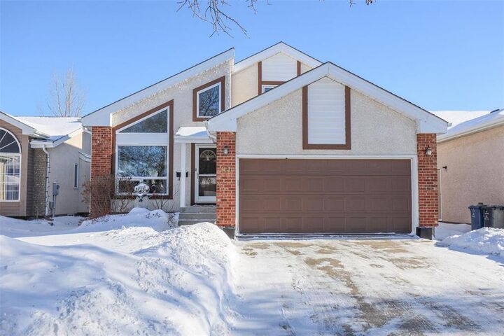 Property Photo:  84 Beaufort Crescent  MB R3T 5V7 