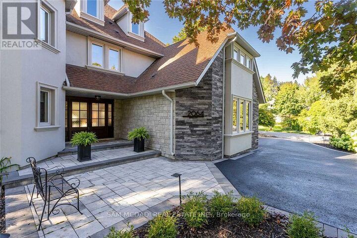 Property Photo: 2064 Almira Court ON L5H 4A5