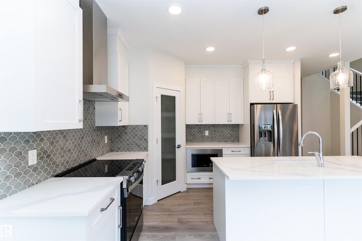 Property Photo:  3216 Dixon Way SW  AB T6W 5L3 