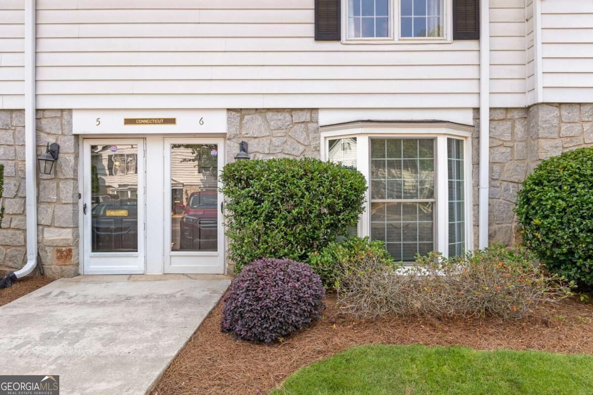 Property Photo:  136 Peachtree Memorial Drive NW Ct-6  GA 30309 