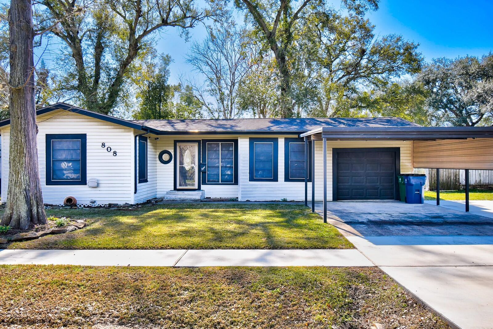 Property Photo:  808 Akers Street  TX 77515 