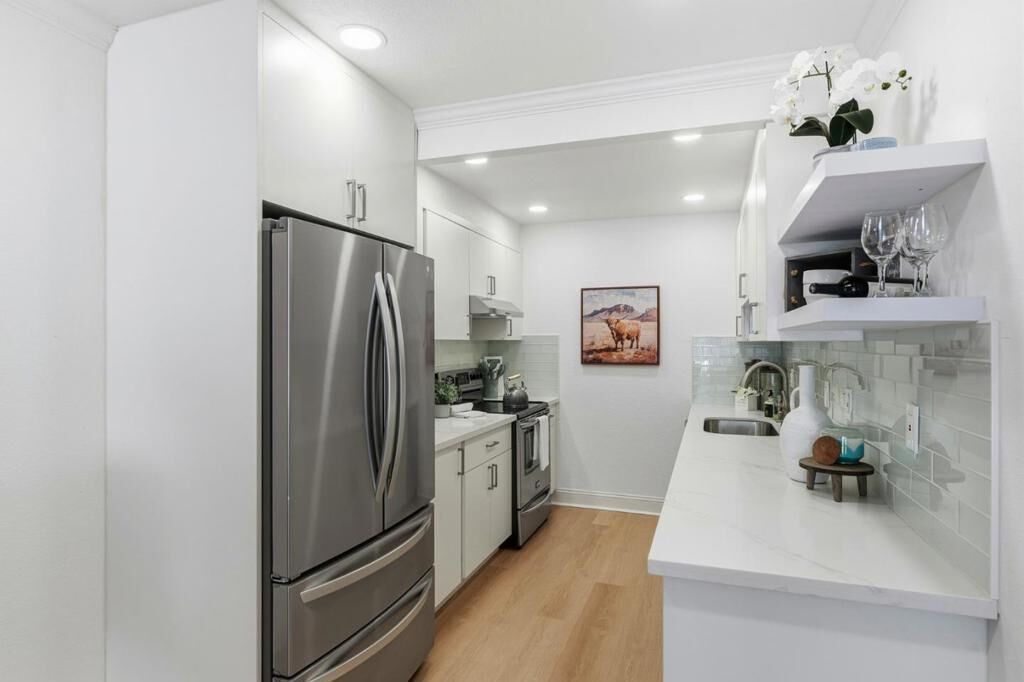 Property Photo:  1940 Mount Vernon Court 1  CA 94040 