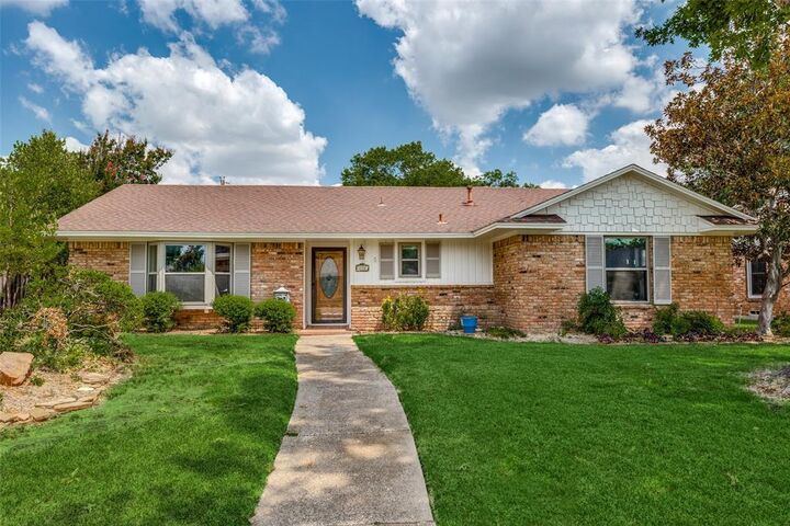 Property Photo:  530 Parkview Lane  TX 75080 