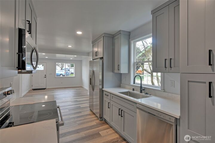 Property Photo:  2405  Rockefeller Ave  WA 98201 