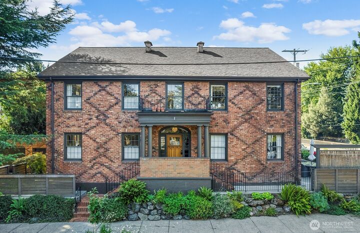 Property Photo:  4915  Linden Avenue N  WA 98103 