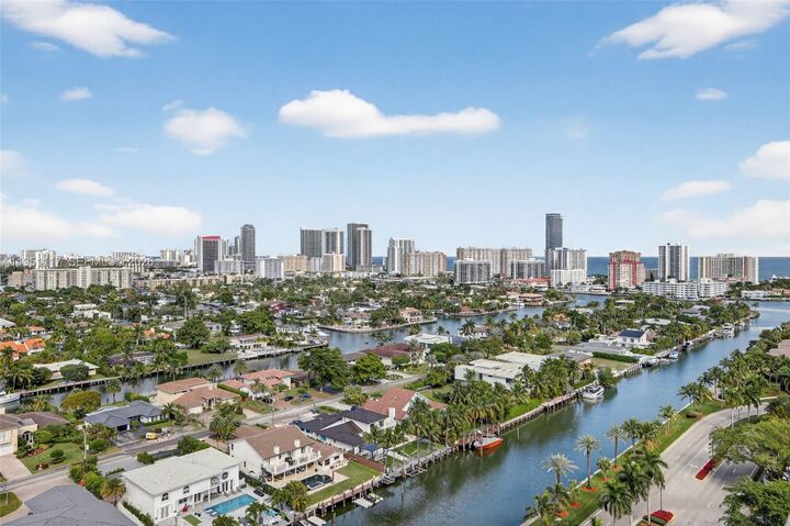 Property Photo:  3598 Yacht Club Dr Ph2002  FL 33180 