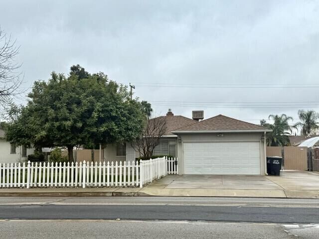 Property Photo:  2517 S Court Street  CA 93277 