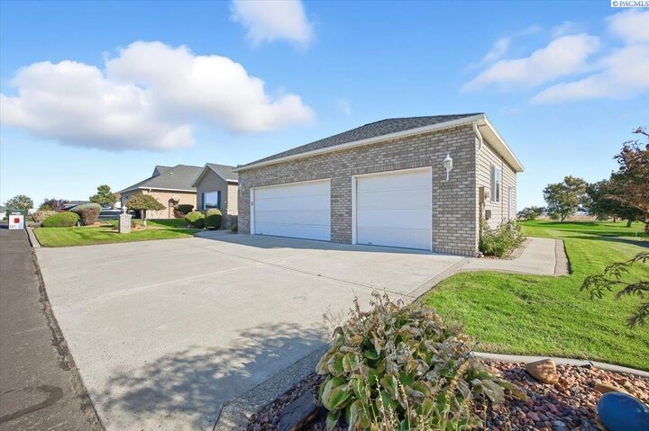 Property Photo:  125 Berkshire Lane  WA 99301 