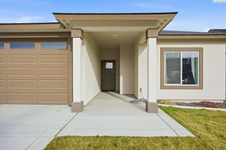 Property Photo:  3902 Barbera St  WA 99352 
