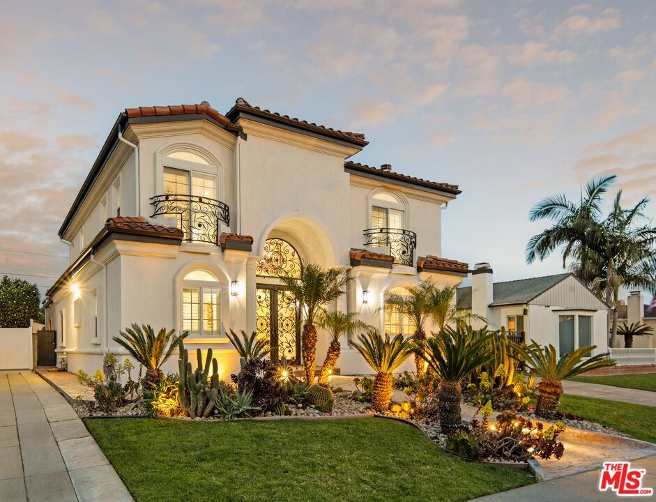 Property Photo:  7912 Croydon Ave  CA 90045 