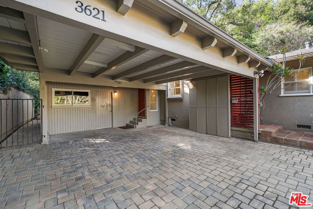 Property Photo:  3621 Longview Valley Rd  CA 91423 