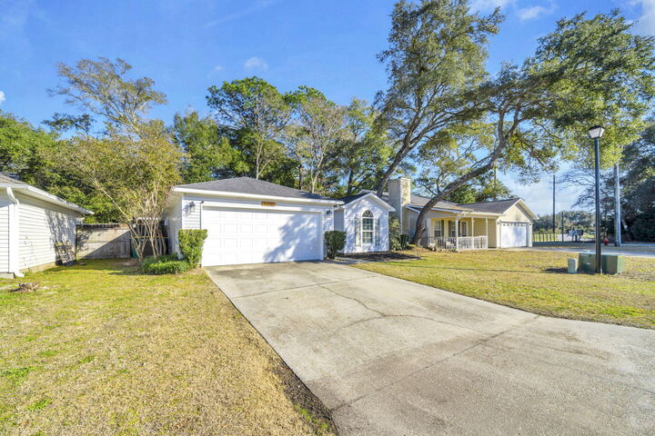 Property Photo:  1000 John Wayne Circle  FL 32547 