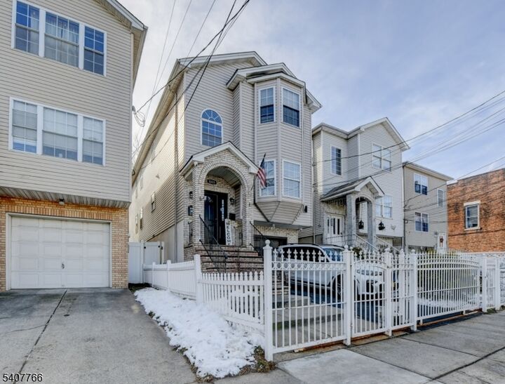 Property Photo:  1008 E Grand St  NJ 07201 