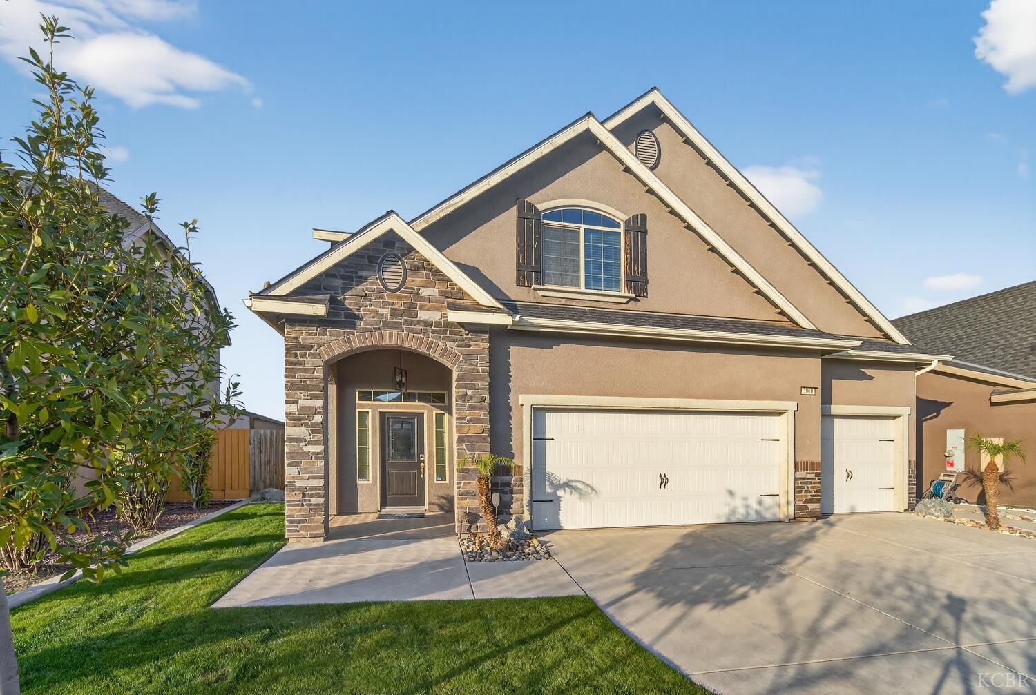 Property Photo: 2060 W Hopkins Way CA 93230