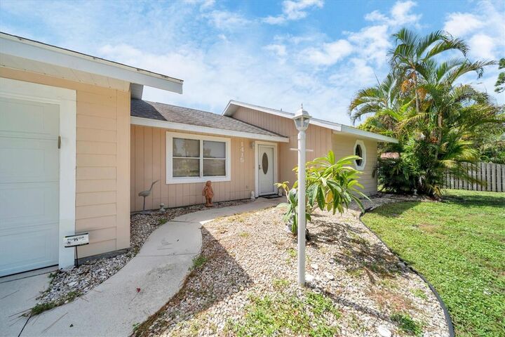Property Photo: 1415 Falcon Road FL 34293