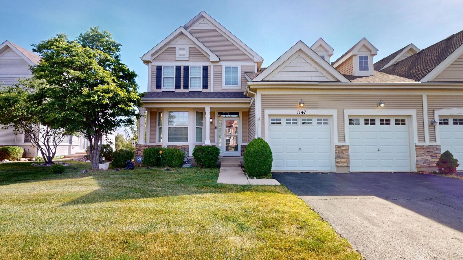 Property Photo:  1147 Hampton Lane  IL 60560 