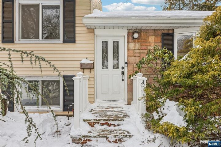 Property Photo:  4 Lockwood Lane  NJ 07624 