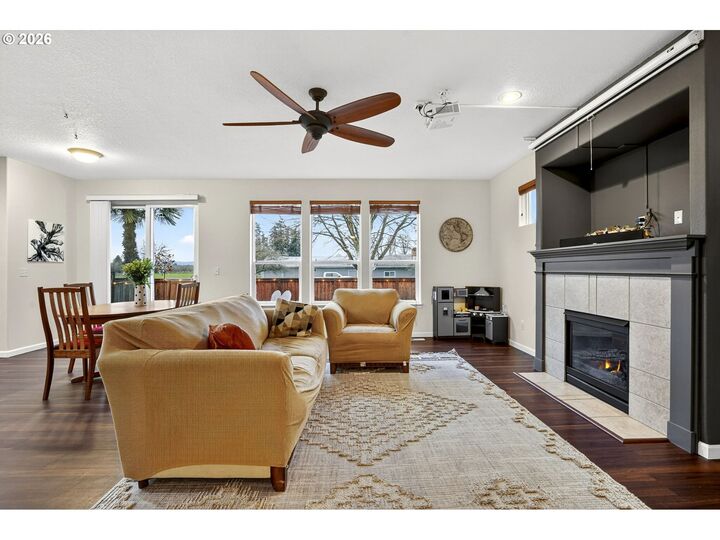 Property Photo:  1844 SE Water Lily St  OR 97123 