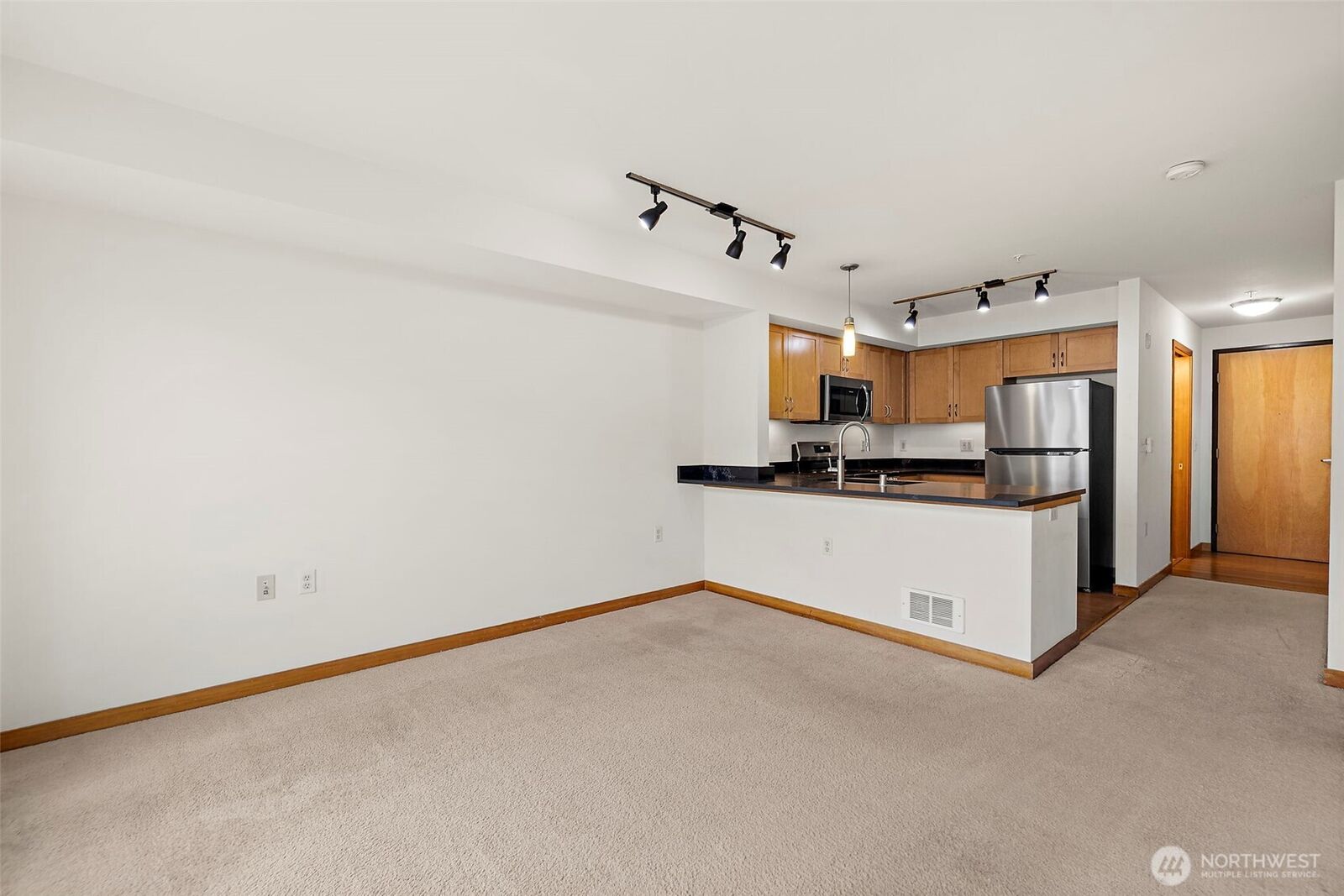 Property Photo:  827  Hiawatha Place S 313  WA 98144 