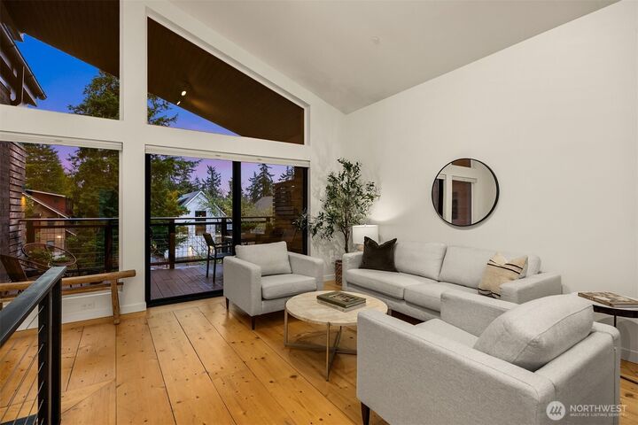 Property Photo:  522  Madrona Way  NE 4  WA 98110 
