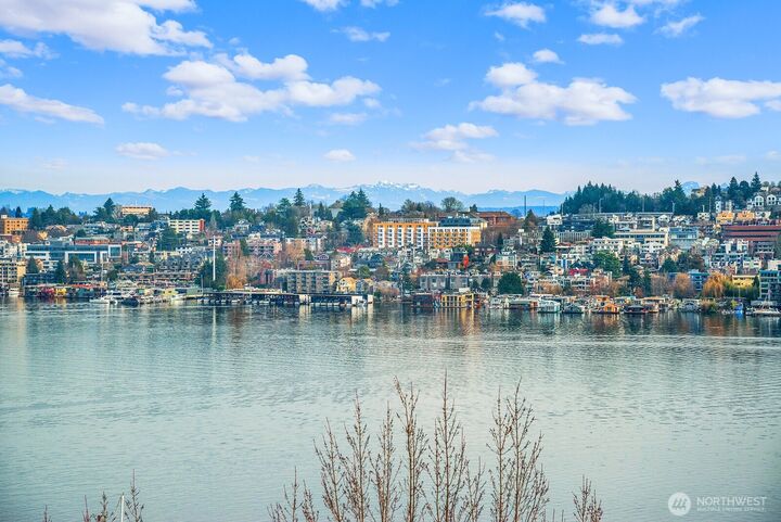 Property Photo:  2401  8th Avenue N 202  WA 98109 