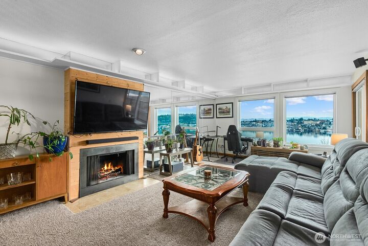 Property Photo:  2401  8th Avenue N 202  WA 98109 