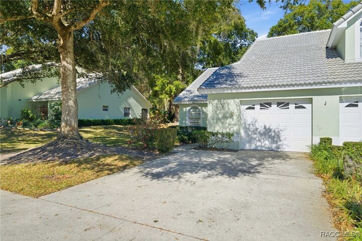Property Photo:  817 Inverie Drive  FL 34453 