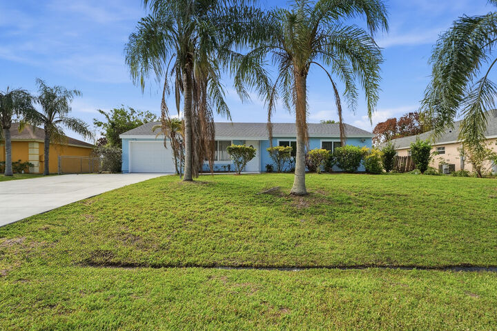 Property Photo:  420 SE Streamlet Avenue  FL 34983 