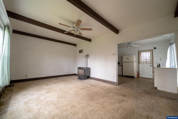 Property Photo: 435 N Peach St OR 97383