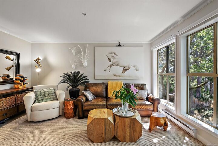 Property Photo:  3363 Glasgow Ave 305  BC V8X 1M5 