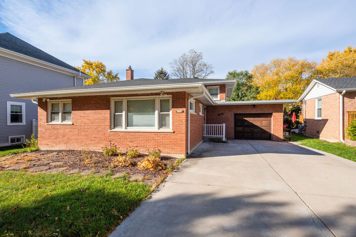 Property Photo:  114 N Forest Avenue  IL 60074 