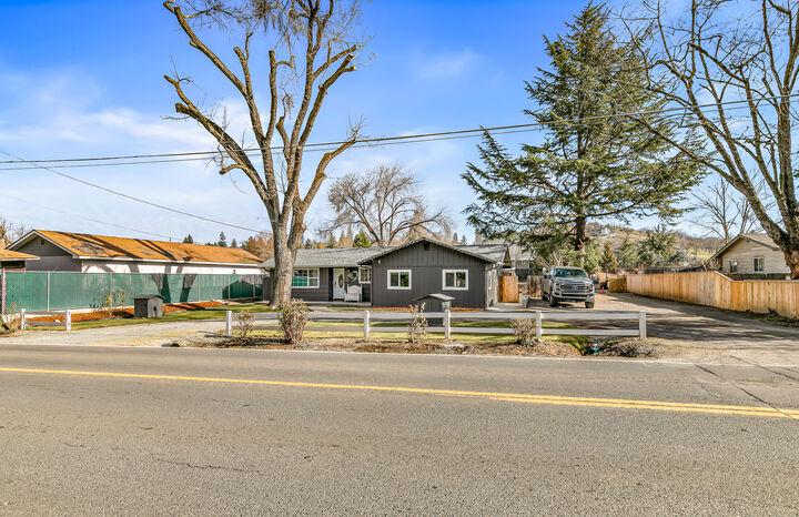 Property Photo:  3065 Griffin Creek Road  OR 97501 