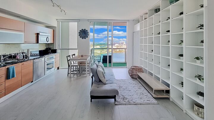 Property Photo:  253 NE 2nd St 3305  FL 33132 