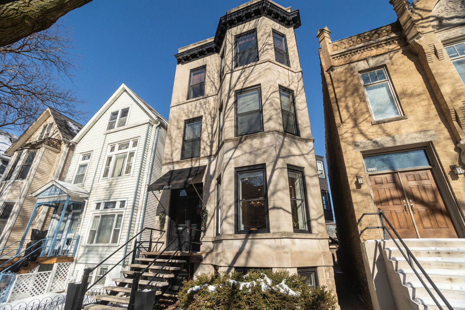 Property Photo: 1120 W Oakdale Avenue 1F IL 60657