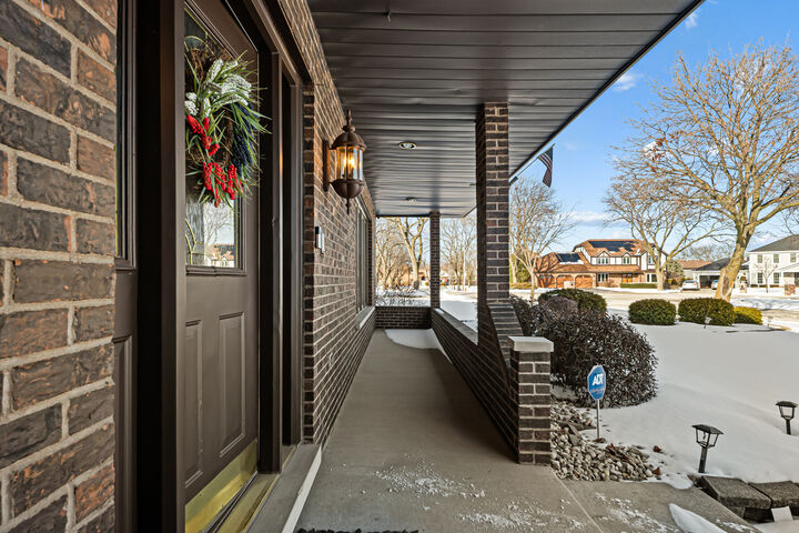 Property Photo: 1130 N Thatcher Lane IL 60101