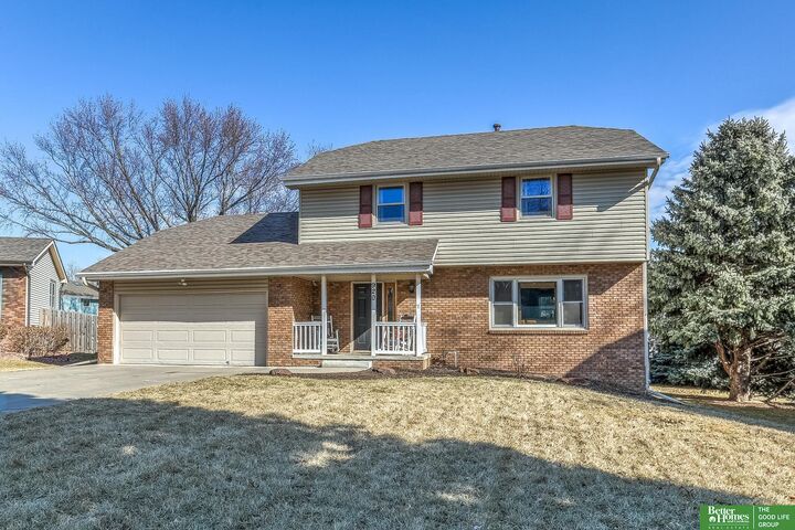 Property Photo:  920 Oxford Circle  NE 68046 