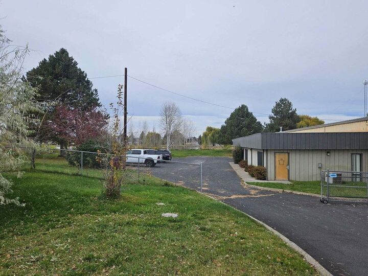 Property Photo:  975 SW 1st Street  OR 97756 