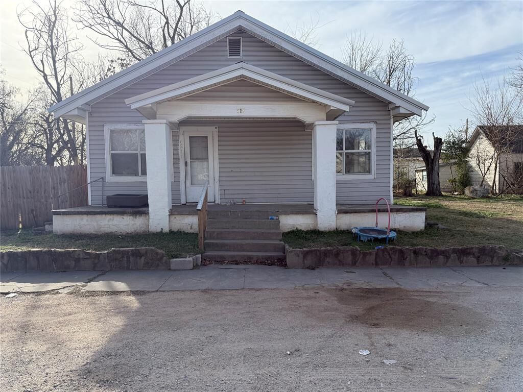 Property Photo: 515 W 10th Street OK 74801