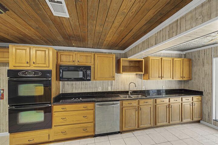 Property Photo: 4881 Calvin Dr FL 32583