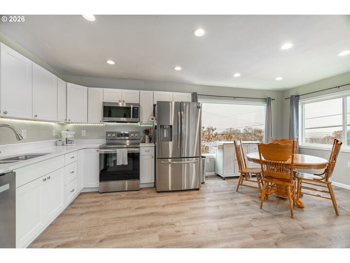 Property Photo:  2410 E 12th St  OR 97058 