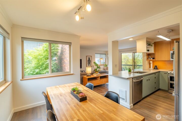 Property Photo:  732  11th Avenue E 302  WA 98102 