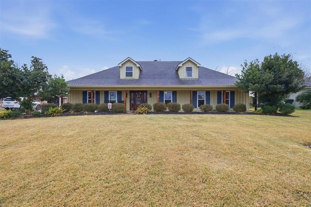 Property Photo:  1503 S Chateau Circle S  LA 70605 